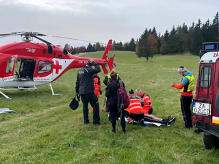 Šuchot v lese si pomýlil s medveďom. Hubár sa nešťastne postrelil do nohy