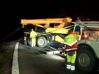 Kamionista skončil po kolízii s nákladom v priekope. Namerali mu viac ako dve promile