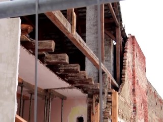 Nepočujúci majiteľ domu, ktorého časť sa zrútila pre práce v susedstve, sa stále nemôže vrátiť domov