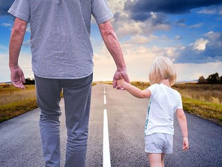 Na Slovensku je približne 58 tisíc rodín slobodných rodičov, ktoré sa prepadli do pásma chudoby. Pandémia to zrýchlila