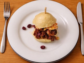 Hamburger z parenej buchty plnený divinou