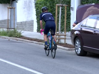 Vodič auta otvoril dvere, cyklistke sa prepichli pľúca. Niektoré krajiny majú pri týchto kolíziách riešenie