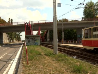Muž skočil z mostu na autobus, odtiaľ sa odrazil do električky. Skončil v nemocnici