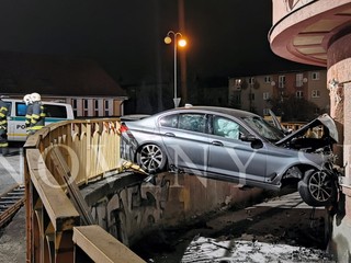 Vo Zvolene skončilo auto v múre domu, jeden zo spolujazdcov neprežil