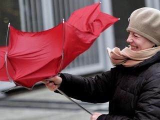 Vietor spôsobil na strednom Slovensku výpadky elektriny