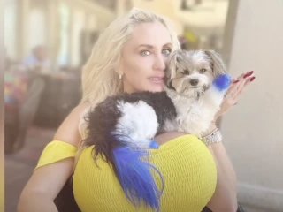 Sexi super babička venčí svojho psa na prsiach veľkosti melónov: Má na to svoj dôvod