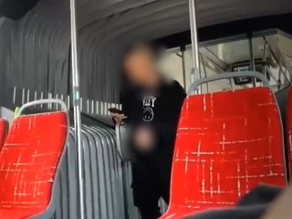 VIDEO: Len 18-ročný mladík onanoval v autobuse MHD