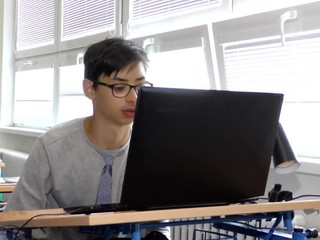 Zrakovo postihnutý Filip si musí vybrať predmety, na ktoré bude mať asistenta