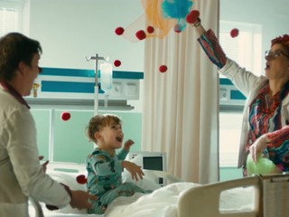 Vráťte fľašu, darujte úsmev: Zákazníci môžu darovať zálohu na podporu zdravotných klaunov