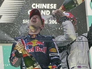 Red Bull mal pravdu. Vettel a Weber dostali krííídla