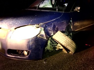 Nehoda dvoch áut odstavila železničnú dopravu. Jedno z vozidiel skončilo na koľajniciach