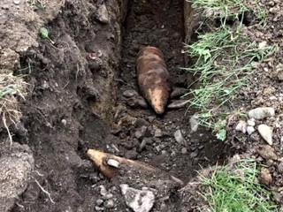 Pyrotechnici nakázali evakuovať dedinu na východe. V obci mali funkčnú muníciu