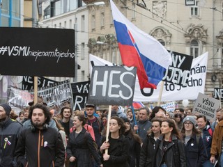 Demonštranti na námestí požadovali predčasné voľby