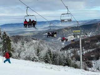 Pod Tatrami sa namiesto papúč obúvajú lyže, strediská hlásia ideálne podmienky