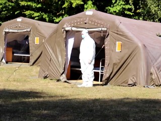 Vláda má plán pre prípad rozšírenia nákazlivého omikronu. V núdzových nemocniciach budú najmä medici