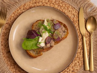 Chlebíčky s kačacou pečeňou a mozočkami