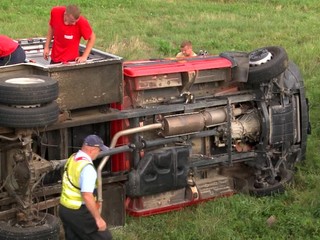 Hasiči smerovali na zásah, narazila do nich dodávka