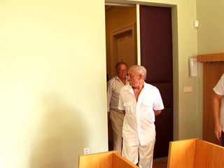 Mladú ženu zneužili, namiesto sľubovanej lásky musela žobrať