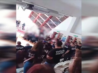 Na hokeji v Maďarsku sa strhla bitka so slovenskými fanúšikmi. Miestni odchádzali šokovaní