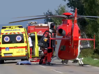 Predbiehať v zákrute sa nevypláca: Skútristu museli transporotovať letecky