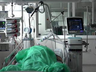 Tento rok najviac zomierajú ľudia vo veku 65 - 74 rokov. Jednou z najčastejších príčin boli nádory