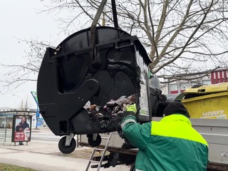 Vyčíňa v metropole východu podpaľač? V priebehu pár hodín zhorelo 14 kontajnerov