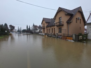 Uzavreté cesty a vyliaty Hron: Platia viaceré stupne výstrahy. Vyhnite sa jazde po ceste I/66