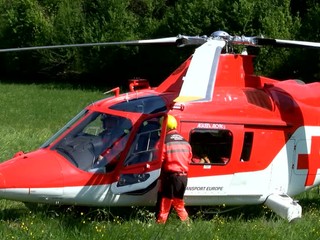 Auto vletelo do domu. Zasahoval aj vrtuľník
