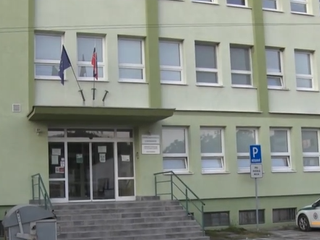 Rodinná dráma: Muž naháňal svoju ženu a dieťa s nožom v ruke. Schovali sa na polícii