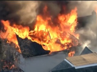 Rukojemnícka dráma na predmestí: Po streľbe nasledoval požiar