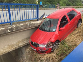 Auto zostalo visieť na moste. Šofér nafúkal viac ako 2 promile