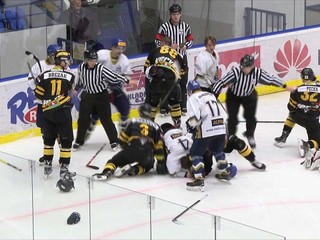 Hromadná bitka juniorov v susednom Česku. 159 trestných minút!