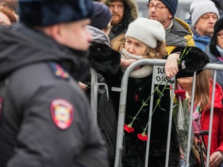 Svet sa rozlúčil s Navaľným: Ruská polícia legitimovala smútiacich