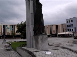 Socha pápeža sa v Snine rozpadá. Jej rekonštrukcia pohnevala ľudí