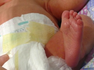 Matka nechala batoľa v detskej ohrádke a odišla na dovolenku na 10 dní