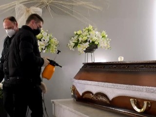 Pohrebné služby si pýtajú príplatok za nebohých infikovaných COVID-19. Suma sa pohybuje v stovkách až tisíckach