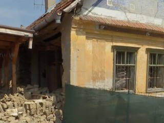 Manželia si nevedia poradiť so susedom. Padá im do dvora jeho stena