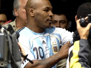 Mikea Tysona obťažoval v lietadle opitý pasažier: Tak ho vypol!