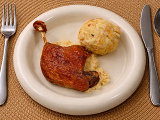 Konfitované kačacie stehno s knedlíkom a kapustou