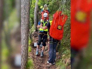 Komplikovaná akcia horských záchranárov: Z náročného terénu znášali zranenú turistku