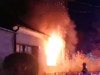 Rodinný dom v plameňoch: Majiteľa museli previezť do nemocnice