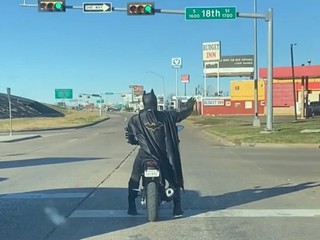 Ak potrebujete pomoc, zavolajte Batmana. V tomto meste to platí doslova