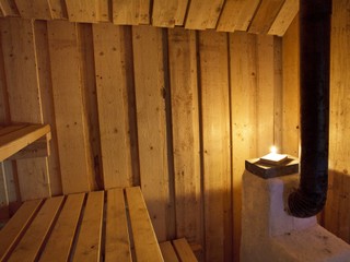 Polícia rieši záhadnú smrť muža a ženy. Ich telá našli v privátnej saune