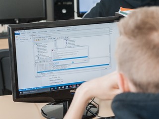 Zmätky v digitálnom projekte. Mnohým rodičom žiadosť o príspevok zamietli