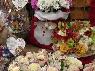 Darovaním kvetov potešila vyčerpaných zdravotníkov na covidovom oddelení