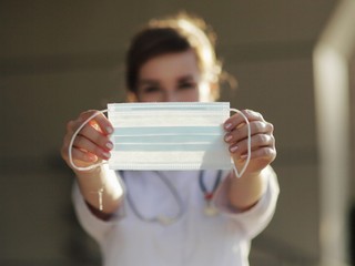 Nové vyhlášky: Rúška sú aj naďalej povinné v interiéroch, pozitívni sa môžu zúčastniť pohrebu