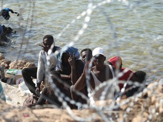 Talianski záchranári našli v plavidle s migrantmi troch mŕtvych vrátane dvoch detí