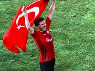 Smrť novinára pre kritiku futbalistu