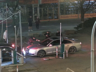 Vodič, ktorý zničil Kamenné námestie v Bratislave, je pre políciu známa firma. Už rok je v pátraní