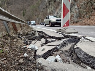Pre riziko pádu skál na cestu pod Strečnom vyhlásili mimoriadnu situáciu